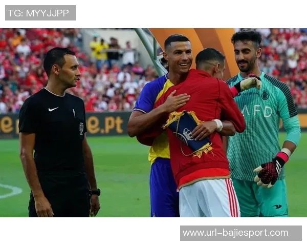 回顾17年前C罗首获金球奖梅西托雷斯紧随其后